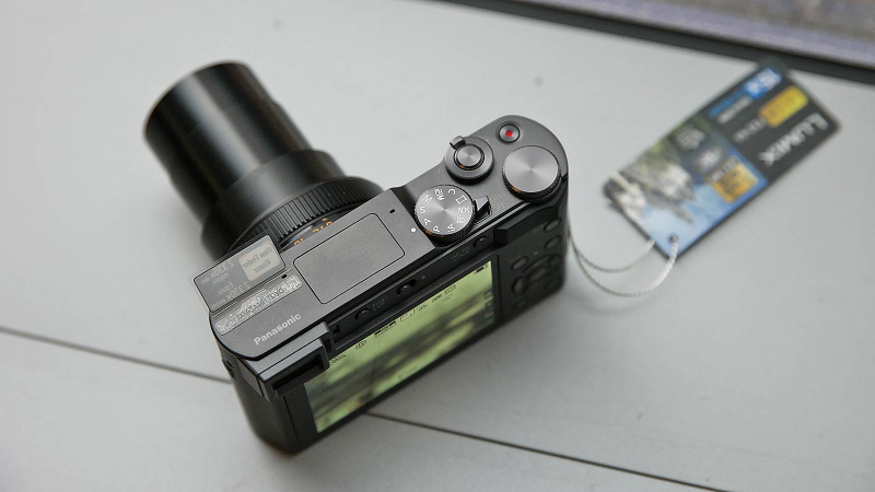 Illustration for article titled Panasonic's ZS200 Puts a Really Big Zoom in a Little Camera